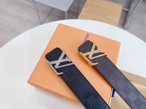 路易威登Louis Vuitton 法国 专柜品质 官网同步 宽度3.8Cm 精美钢扣头 原版意大利双面进口小牛皮原版花纹 手感极佳 上身郊果棒 商务休闲两用
