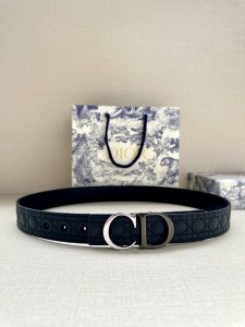 特 宽度3.5Cm 这款 35 毫米双面腰带结合典雅气质与摩登风范。一面采用白色Kumo 藤格纹皮革，重新演绎经典图案，另一面采用同色调光滑牛皮革，彰显 Dio
