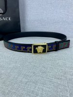 宽度4.0Cm Versace 范思哲 此款palazzo腰带采用牛皮革面料制作 并饰有Le pop Classique图案印花和标志性的美杜莎五金配件