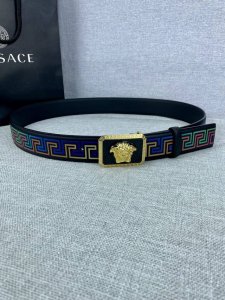 宽度4.0Cm Versace 范思哲 此款palazzo腰带采用牛皮革面料制作 并饰有Le pop Classique图案印花和标志性的美杜莎五金配件