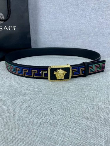 宽度4.0Cm Versace 范思哲 此款palazzo腰带采用牛皮革面料制作 并饰有Le pop Classique图案印花和标志性的美杜莎五金配件