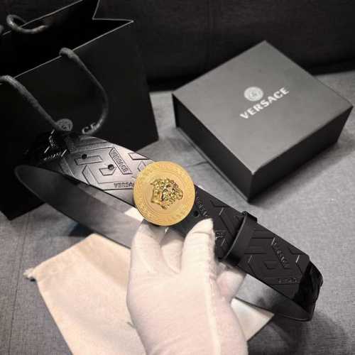 特 范思哲 宽4.0Cm 新款 腰带由柔软的Greca压花皮革于意大利精制而成，饰有Medusa搭扣 Medusa搭扣 Greca压花