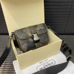 Coach 蔻驰 League 19号迷彩斜挎包单肩包 翻盖邮差包 简约通勤便携 实物拍摄 配送防尘袋 20 X 14 Cm。