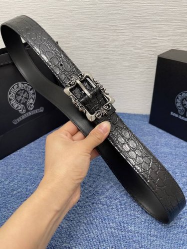 克罗心新款针扣系列腰带，采用小牛皮材质，完美搭配手工车线，经典百搭，时尚大方。