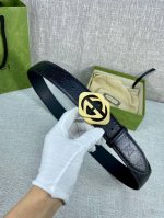 特 宽度4.0Cm 搭配原版皮带扣 、腰带以采用热压印技术的Gucci Signature皮革精制而成，触感厚实，印花图案清晰分明带身点孔细节，反射Gucci