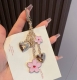 Lv钥匙扣 村上隆合作款樱花钥匙扣 包饰挂件 本款链条包饰出自路易威登X村上隆复刻系列 为耀目链条交错排布 Monogram 花卉和Cherry Blossom