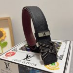 品名：Lv..路易..威登 材质：原单牛皮腰带 百分百头层牛皮腰带保证真皮，24K纯钢扣，专柜原单品质、做工精细，时尚大牌，送人自用首选 包装： 请认准如图专柜
