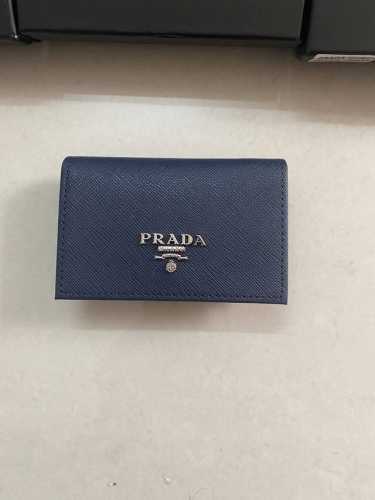 Prada爆款男士卡包专柜最新款式，官网同步，正品开发，型号2Mc122#。颜色 如图 宝蓝色、实拍 意大利顶级原单十字纹牛皮质感极好，螺纹里布 进口白钢五金配