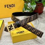 Fendl 芬迪 专柜同款 宽40Mm 标志造型宽皮带。钉扣式带扣。棕色小牛皮制成。印有浮雕手绘黑色与棕色 Ff 图案。镀金表面金属制品，品质保证。