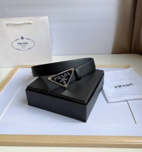 Prada 普拉达 专柜最新款 这款搭扣式腰带出自多功能的组合式配饰系列 可随心搭配 三角形徽标藉由普世的简约廓形彰显别具一格的特色和现代感 呈现精致质感 宽: