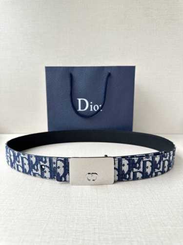 宽度3.5Cm Dior 这款不锈钢金属腰带扣是春季系列新品，展示 Cd Icon 标志和 Oblique Cosmo 图案，致敬 Dior 的经典图案。可与各