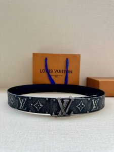 4.0宽Lv Optic 双面腰带独具魅力，以多层金属精心雕琢 Lv Optic 搭扣，惊艳夺目，尽显摩登风尚。一面是光滑皮革，简约而不失格调；轻轻翻转，Ecl
