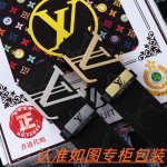 男士腰带：Lv 路易斯登 原单 男士皮带：百分百头层牛皮，保证真皮。24K纯钢扣双面可用专柜同等质量， 送人自用首选 包装： 请认准如图专柜包装，赠送打孔器，银