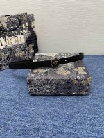 特 Pearl-D腰带 20毫米光滑围巾皮革与树脂珍珠 商品编号: B0683Owfp_M9002 2025年夏季新作，向品牌经典致敬的优雅之作“Pearl-D