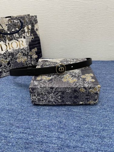 特 Pearl-D腰带 20毫米光滑围巾皮革与树脂珍珠 商品编号: B0683Owfp_M9002 2025年夏季新作，向品牌经典致敬的优雅之作“Pearl-D