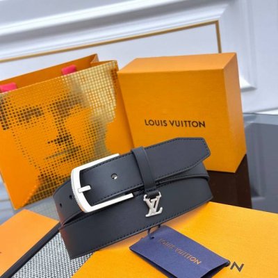 Everyday Pin 腰带为光滑皮革融入路易威登铭纹黄铜搭扣，再将精巧 Lv Initiales 装饰悬挂于束带圈之下。醒目缝线聚合视觉焦点，可轻松升级正装