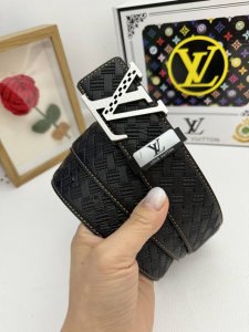 品名：Lv..路易..威登原单 材质：原单牛皮腰带 百分百头层牛皮腰带保证真皮，24K纯钢扣，专柜原单品质、做工精细，时尚大牌，送人自用首选 包装： 请认准如图
