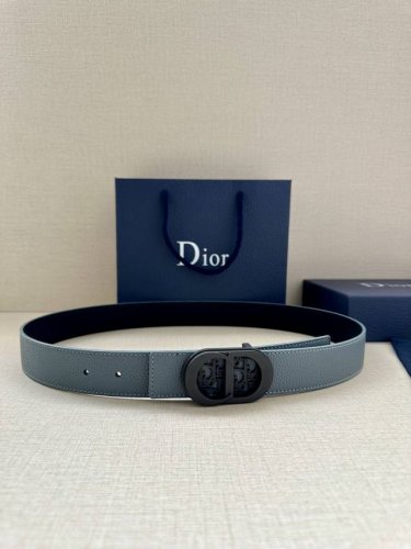 特 宽度3.5Cm 这款白金色饰面黄铜腰带扣采用“Cd”标志点缀，镌刻有 Dior Oblique 图案，经典元素呈现本季全新风采。设计精巧，可与各式 35 毫