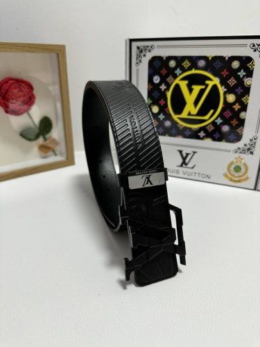 品名：Lv..路易..威登 材质：原单牛皮腰带 百分百头层牛皮腰带保证真皮，24K纯钢扣，专柜原单品质、做工精细，时尚大牌，送人自用首选 包装： 请认准如图专柜