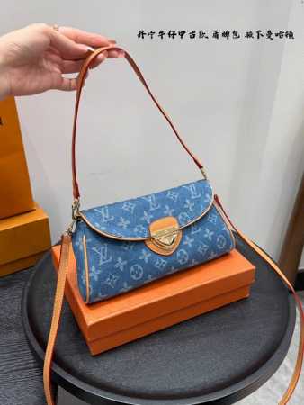 带礼盒 Size：25×13 Lv丹宁牛仔盾牌包中古款曼哈顿中古腋下包 小金扣占据了主视觉～ 搭配刺绣压花凸显质感又时髦 简单随性，四季适用不过时 真是绝美的一 - 点击图像关闭