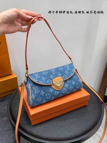 带礼盒 Size：25×13 Lv丹宁牛仔盾牌包中古款曼哈顿中古腋下包 小金扣占据了主视觉～ 搭配刺绣压花凸显质感又时髦 简单随性，四季适用不过时 真是绝美的一