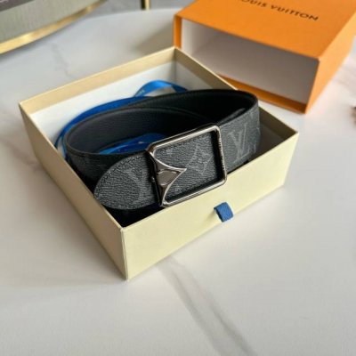 寬：35Mm 驢家新品 皮帶面採用經典老花色系 原廠小牛皮荔枝紋底製成 搭配新款字母搭扣造成 令人眼前一亮 雙面配戴 以一當二