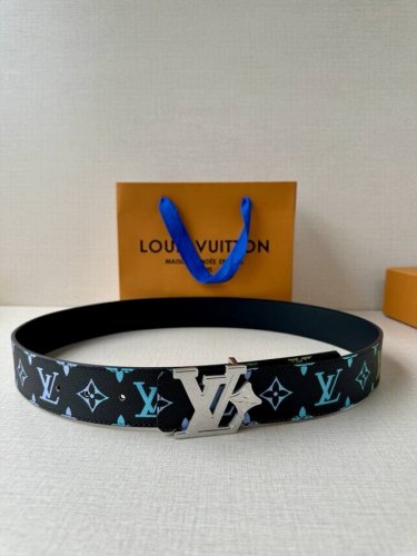 特 Lv Initiales 4.0宽 腰带焕新标志性设计，以经典 帆布和柔软牛皮革呈现双面风尚，经典丝印路易威登Logo Lv 字母搭扣散发前卫气息，提供多种