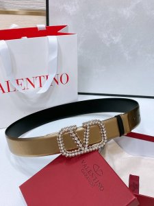 黄铜Vlogo Signature搭扣 -外层金属质感小牛皮 -内部亮面小牛皮 -宽度：4厘米 Vlogo Signature可双面佩戴小牛皮腰带