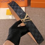 特 此款腰带金色白色的字母带扣璀璨夺目，以防水牛皮衬里，再覆以 Monogram 帆布，宽度:4.0宽 是牛仔裤的理想之选。