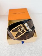 品名： Lv..路易..威登腰带皮带原单 型号：挂扣，经典纯钢材质挂扣，头层牛皮，图片实物拍摄 材料：头层牛皮，挂扣系列，纯钢材质扣头，钯镀电镀工艺永不掉色。原