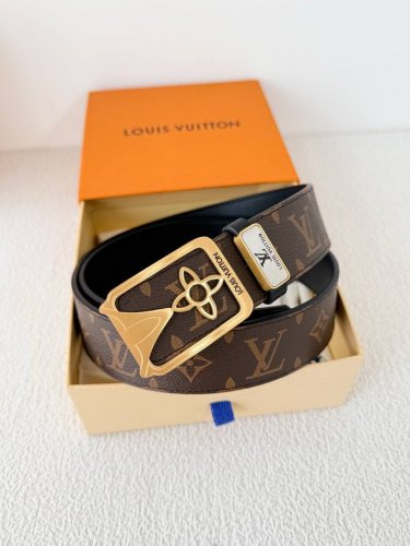 品名： Lv..路易..威登腰带皮带原单 型号：挂扣，经典纯钢材质挂扣，头层牛皮，图片实物拍摄 材料：头层牛皮，挂扣系列，纯钢材质扣头，钯镀电镀工艺永不掉色。原