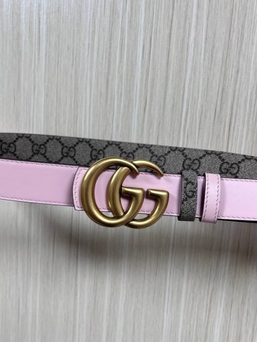 2025秋冬系列焕新演绎富有辨识度的Gg Marmont系列。这款双面窄版腰带采用Gg印花压纹皮革与皮革材质匠心打造，缀饰双G搭扣。 商品细节 一面为粉色Gg印