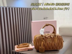 中号 纯皮版 Miumiu 褶皱保龄球 中号 官网主推，25爆款款式，Miu家独具风格。 Matelasse 图案，包身精致立体有型，正面刻字徽标与皮革颜色相呼