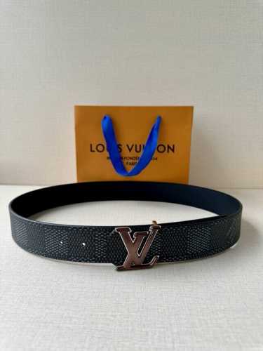 4.0宽 Lv Dimension 双面腰带以含蓄格调点亮日常风尚，彰显 Pharrell Williams 的设计巧思。Damier Heritage 饰带结