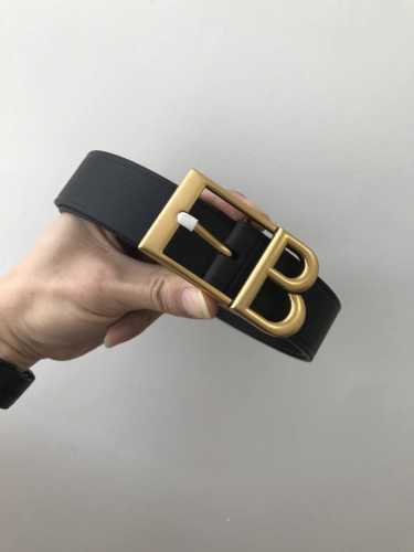 Balenciga Fall-Winter 宽35Mm 黑色腰带采用复古美学设计意大利制造的原厂松折纹皮革，釆用会标斜角色针扣B造型 签名镀金金属效果，深色调增