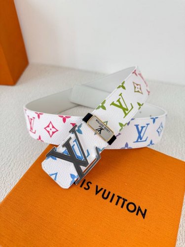 品名： Lv..路易..威登腰带皮带原单 型号：挂扣，经典纯钢材质挂扣，头层牛皮，图片实物拍摄 材料：头层牛皮，挂扣系列，纯钢材质扣头，钯镀电镀工艺永不掉色。原