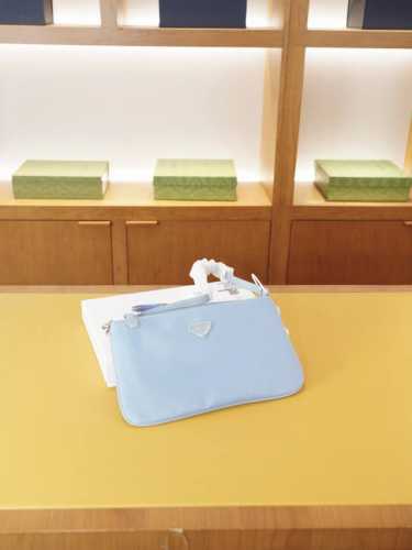 Prada 普拉达 官网同步 高版本 手拿包 全球轰抢单品 原单布料制作 质感超好 日常出门经典百搭 一眼万年的款 非市面普通货 贸易公司订单货 配全套包装礼品