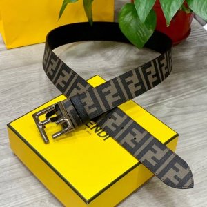 fendi 芬迪 宽38Mm 标志造型宽皮带。原版Ff双层扣，进口原版小牛皮制成。印有浮雕黑Ff 图案。镀金表面金属制品，品质保证。