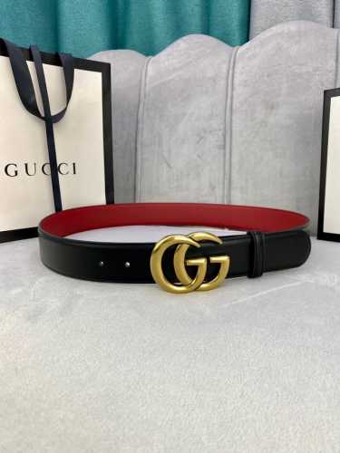 宽度4.0Cm Gucci 互扣式双g带扣，源自品牌现代风格典藏设计，经过重新诠释而别具新意。呈现于纤细的皮革腰带之上。
