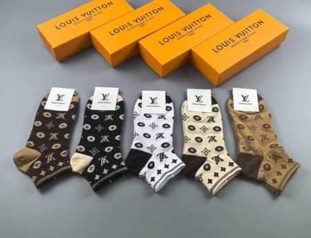 特 Louis Vuitton 路易威登驴家经典女款袜子 一盒五双 纯棉材质，柔软舒适，提花经典Lv标志，炒鸡好看大牌出街，潮人必备超好搭 - 点击图像关闭