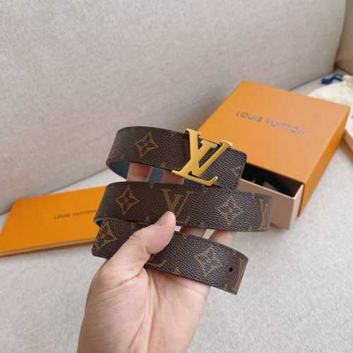 Lv 30Mm女士系列 经典双面设计，以一当二。 标志性的 Lv 带扣即可与 Monogram 结合，营造出更多休闲意味，亦可与彩色皮革搭配，使整体颜色更加抢眼