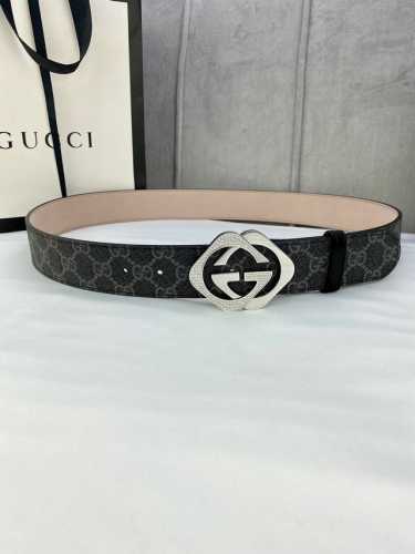 宽度4.0Cm Gucci Marmont系列每一季都会推陈出新 为灵感源于70年代的标志性镶嵌施华洛世奇元素水晶Gg钢扣 配件注入现代精髓 Supreme帆布