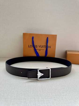 特 Lv 3.4宽 Attract 双面腰带拥有微弧形边缘和摩登形状末端，再为金属 Lv 搭结构。经典色彩和不同纹理呈现两式风尚，实现多种造型可能。 - 点击图像关闭