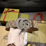 古奇 宽4.0Cm，新款 衔接品牌的过去和现在，以焕新方式继续演绎经典元素。这款黑色皮革腰带饰有Gg字母交织图案，以Gucci刻花呈现长方形搭扣开合设计。蓝色G