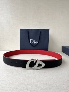 宽度3.5Cm Dior 这款黑色哑光涂漆饰面 不锈钢腰带扣是春季男装系列新品，展示 Cd30 标志，灵感源自 B30 运动鞋。可与各式 35 毫米腰带搭配，提