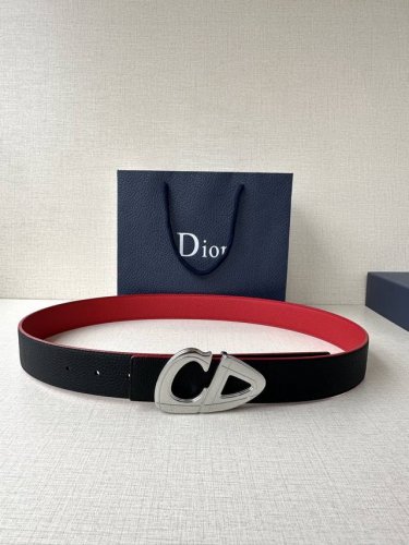 宽度3.5Cm Dior 这款黑色哑光涂漆饰面 不锈钢腰带扣是春季男装系列新品，展示 Cd30 标志，灵感源自 B30 运动鞋。可与各式 35 毫米腰带搭配，提