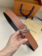 特 4.0宽 Lv Shadow 腰带拥有 Monogram Shadow 皮革的经典风尚和素面皮革的内敛格调 以摩登笔触焕新男士衣橱