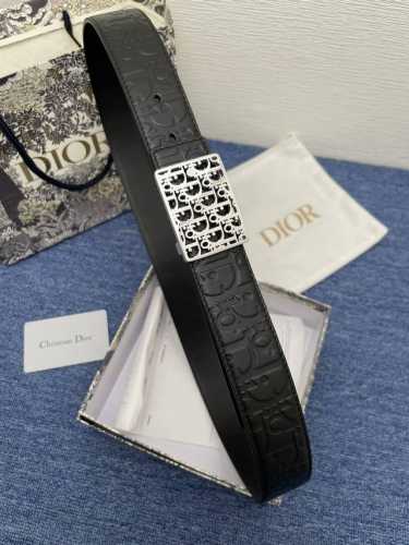 特 2024夏季新款这款腰带巧妙融合优雅与时尚，彰显 Dior 的精湛工艺。采用黑色皮革精心制作，饰以 Kumo 藤格纹，以全新方式呈现经典图案。腰带长度可调节