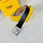 Fendi 芬迪 宽38Mm 标志造型宽皮带。原版f扣，进口原版小牛皮制成。印有浮雕黑ff 图案。镀金表面金属制品，品质保证