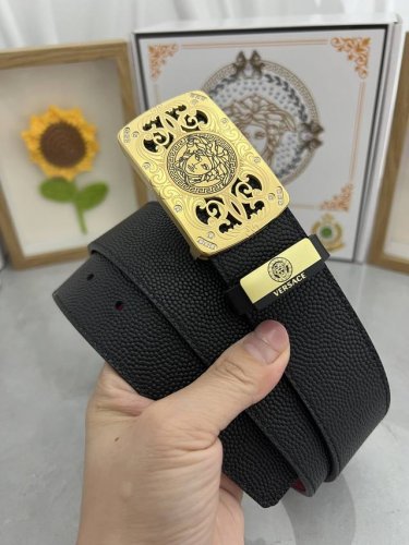 品名：Versace.范思哲 材质：原单牛皮腰带 百分百头层牛皮腰带保证真皮，24K纯钢扣，专柜原单品质、做工精细，时尚大牌，送人自用首选 包装： 请认准如图专